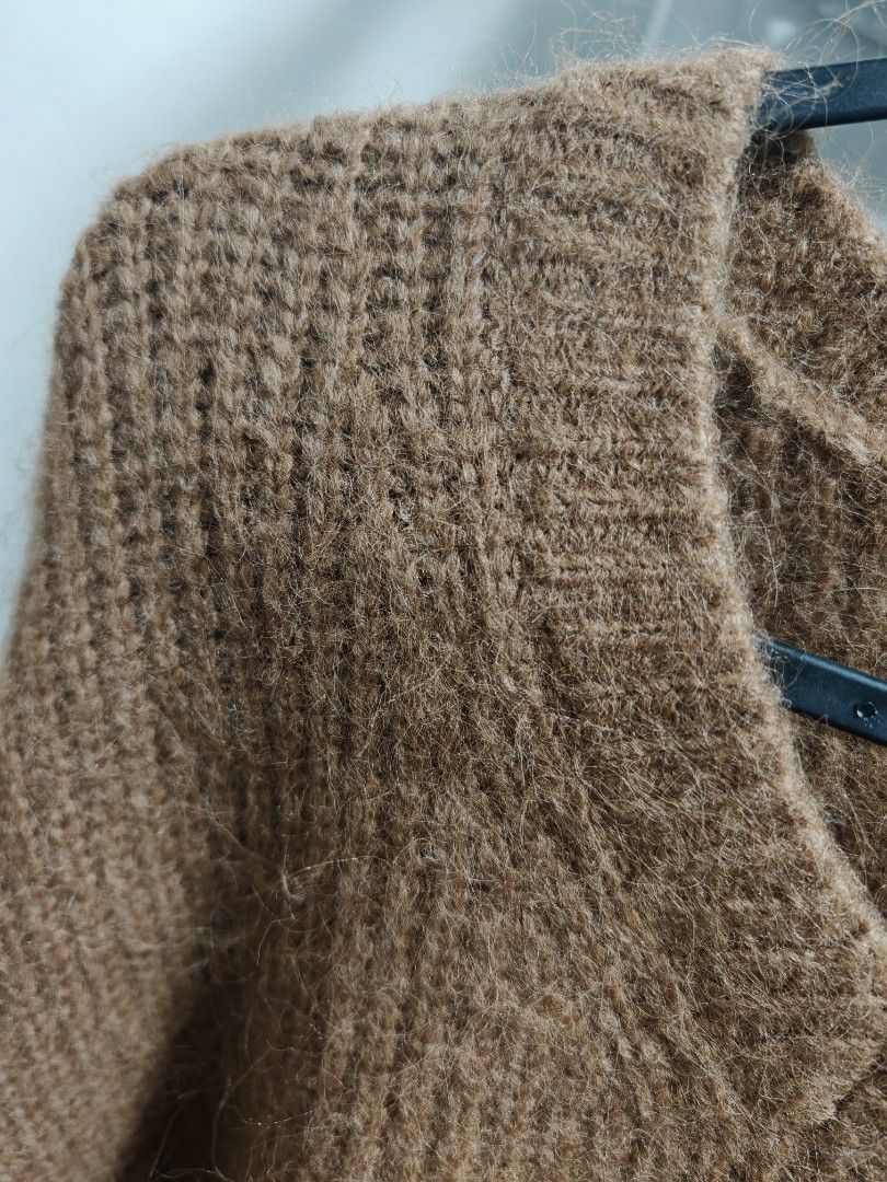 Uniqlo V-Neck Sweater XL (Category: Coats, Jackets and Outerwear) located in Manila. Submitted by carizzecan (Listing ID 1421997494, Image 3). Description: Never used Washed Fits up to 3XL.
