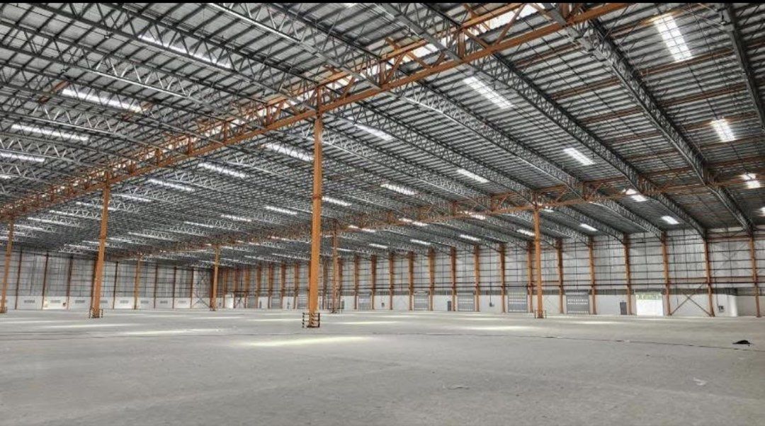 Warehouse in Calamba Laguna For Lease (Category: Commercial) located in Manila. Submitted by ADB.Realtor (Listing ID 1422021438, Image 1). Description: FOR LEASE Newly Built Warehouse For Rent in Calamba, Laguna. Floor Area: 6,909 Sqm Open area: 1,121 sqm Rate: Covered 325 / sqm + Vat Open: 100/sqm + vat Gated Warehouse High Ceilings loading Bay ( 6 slots ) Motorized Roll up 3 Phase electricity Gen.set Fire Protection and alarm system Administrat