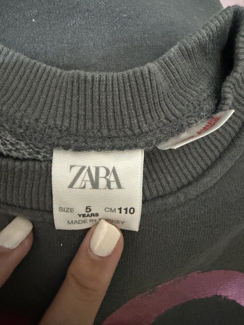 Zara Heart Print Sweatshirt - Size 6 (Category: Babies & Kids Fashion) located in Marikina City. Submitted by satorrel (Listing ID 1422013559, Image 2). Description: - Zara sweatshirt - Pink heart print - Crew neck and long sleeves - Size: (110 cm) - Text: "Love Always Comes First".