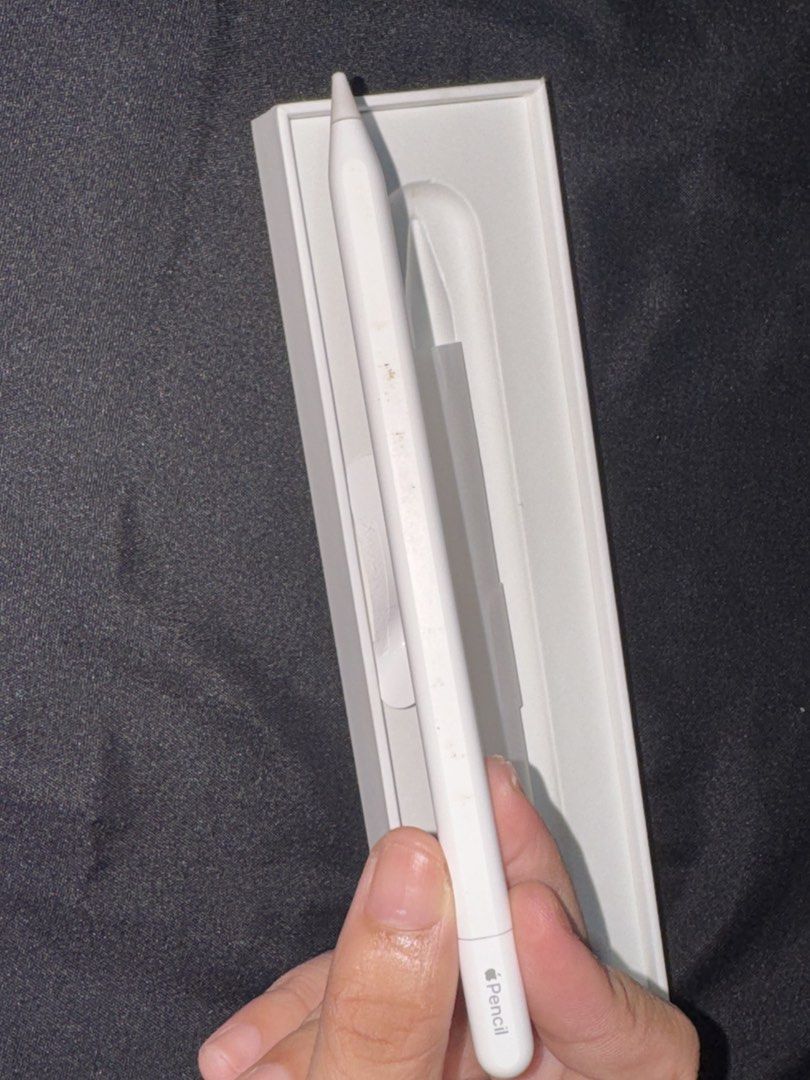 Apple Pencil Usb-c (Category: Other Mobile & Gadget Accessories) located in Caloocan City. Submitted by Bella_Nana (Listing ID 1422174565, Image 3). Description: Selling my used Apple Pencil bought it from Power Mac last year for ₱4,990 have some flaw on magnetic side and tip need to replace price nego.
