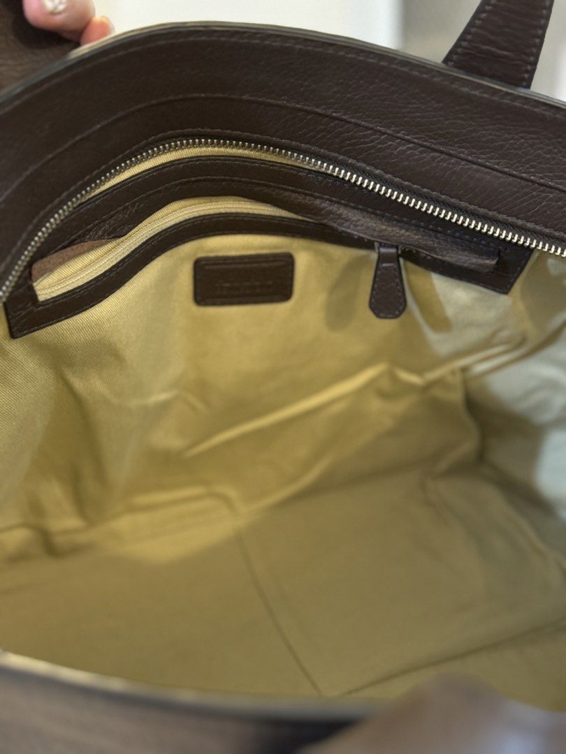 Armani Collection Brown Leather Tote Bag (Category: Luxury Bags & Wallets) located in Urdaneta. Submitted by kathleenja24136 (Listing ID 1422086298, Image 2). Description: - Armani Collection tote bag - Rich brown color - Spacious interior - Zippered pocket - Snap closure - Sturdy handles - Classic design - Light beige interior lining - Textured leather finish.