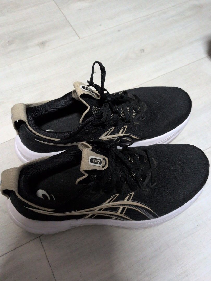 Asics Gel Nimbus 28 extra wide - US 9.5 (Category: Sneakers) located in Singapore. Submitted by saferabbit.aeee9d (Listing ID 1422160966, Image 1). Description: Used less than 1 week. Didn't like the feeling. Going back to Asics Kayano. My loss is your gain. No box..