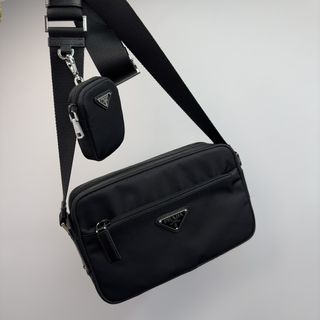 (Category: ) located in . Submitted by luxcloset.shop (Listing ID 1422089006, Image 1). Description: .