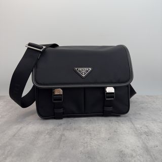 (Category: ) located in . Submitted by luxcloset.shop (Listing ID 1422099063, Image 1). Description: .