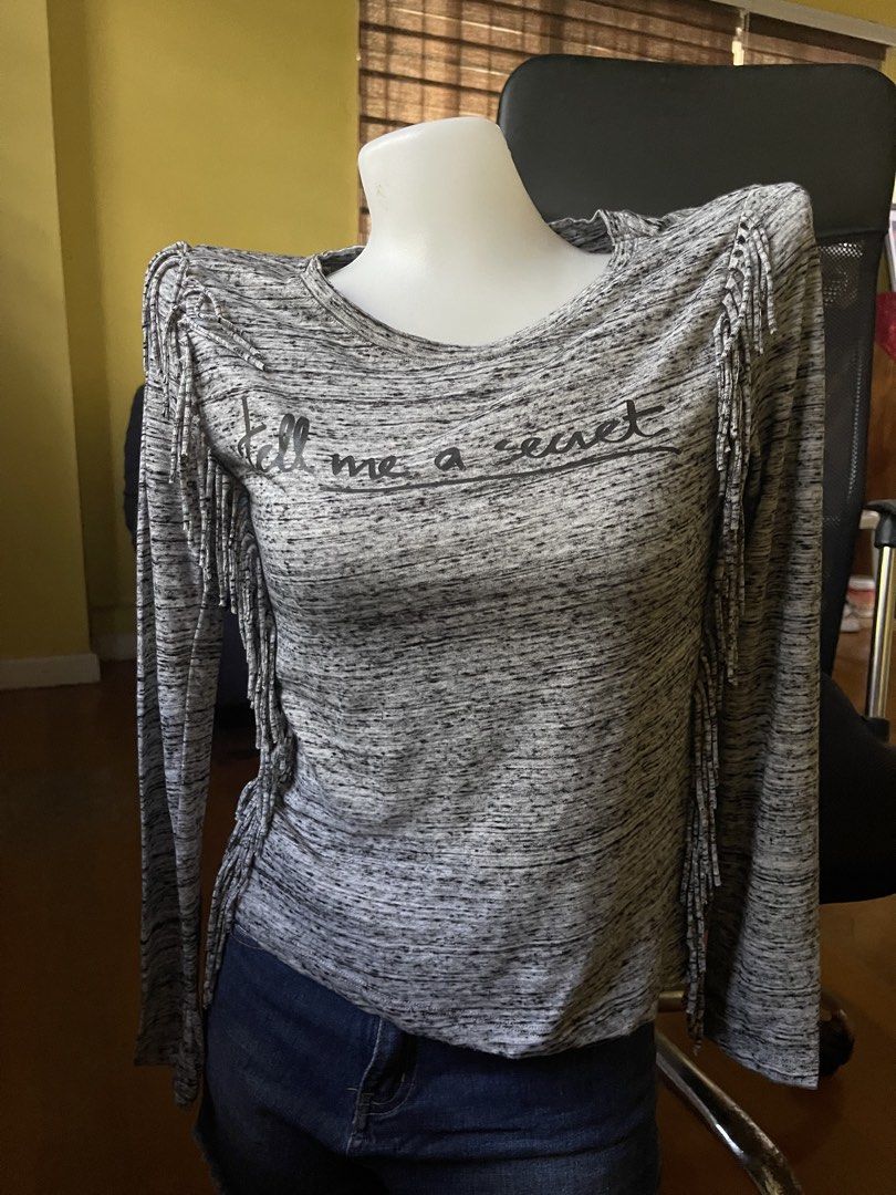 Bershka Fringe Top - Size S (Category: Sleeveless) located in Santa Cruz. Submitted by lilpurpleseven (Listing ID 1422232189, Image 1). Description: Bershka top with fringe detailing. Features a round neckline and long sleeves. The top is gray with a speckled pattern and the words "tell me a secret" printed on the front. Made in Turkey. Size S..