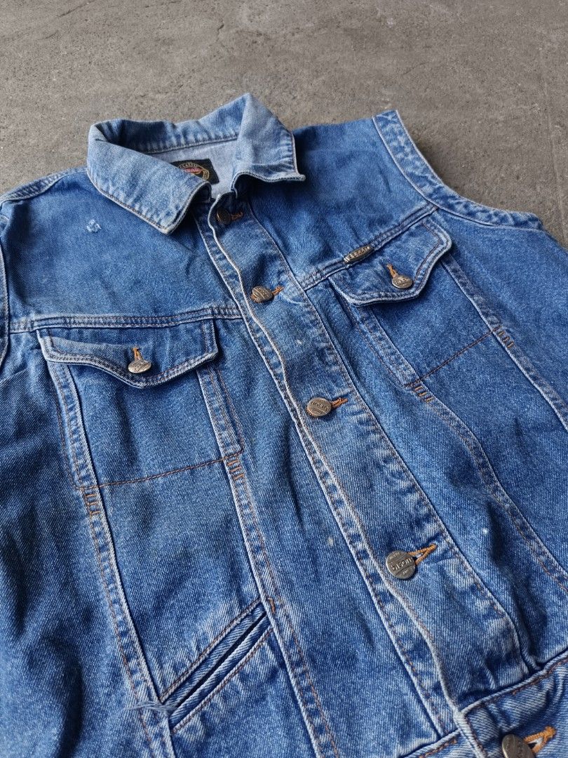 Bison Vintage Denim Vest (Category: Vests) located in Manila. Submitted by jhayviereal15 (Listing ID 1422141516, Image 3). Description: DIMES : 21X25 - Classic denim vest - Button-up front - Two chest pockets - Two side pockets - Collar - Brand patch on back - Medium wash denim - Branded buttons - Perfect for layering.