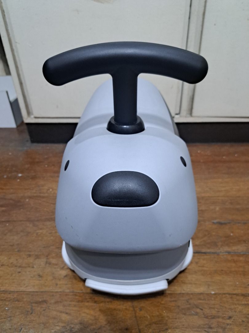 Bontoy Ride-on Suitcase for Kids (Category: Kids Toys) located in Quezon City. Submitted by ckcab (Listing ID 1422091265, Image 3). Description: - Bontoy ride-on suitcase. - Used only once during travel. - No major flaws, just scratches because of usage. - Wheels and pull-up handle have NO issues. Pick-up preferred. Pick-up location along Xavierville Avenue in Quezon City. DURABLE: up to 100kg ride-on load SPACIOUS: 17L storage space CARRY-ON SIZ