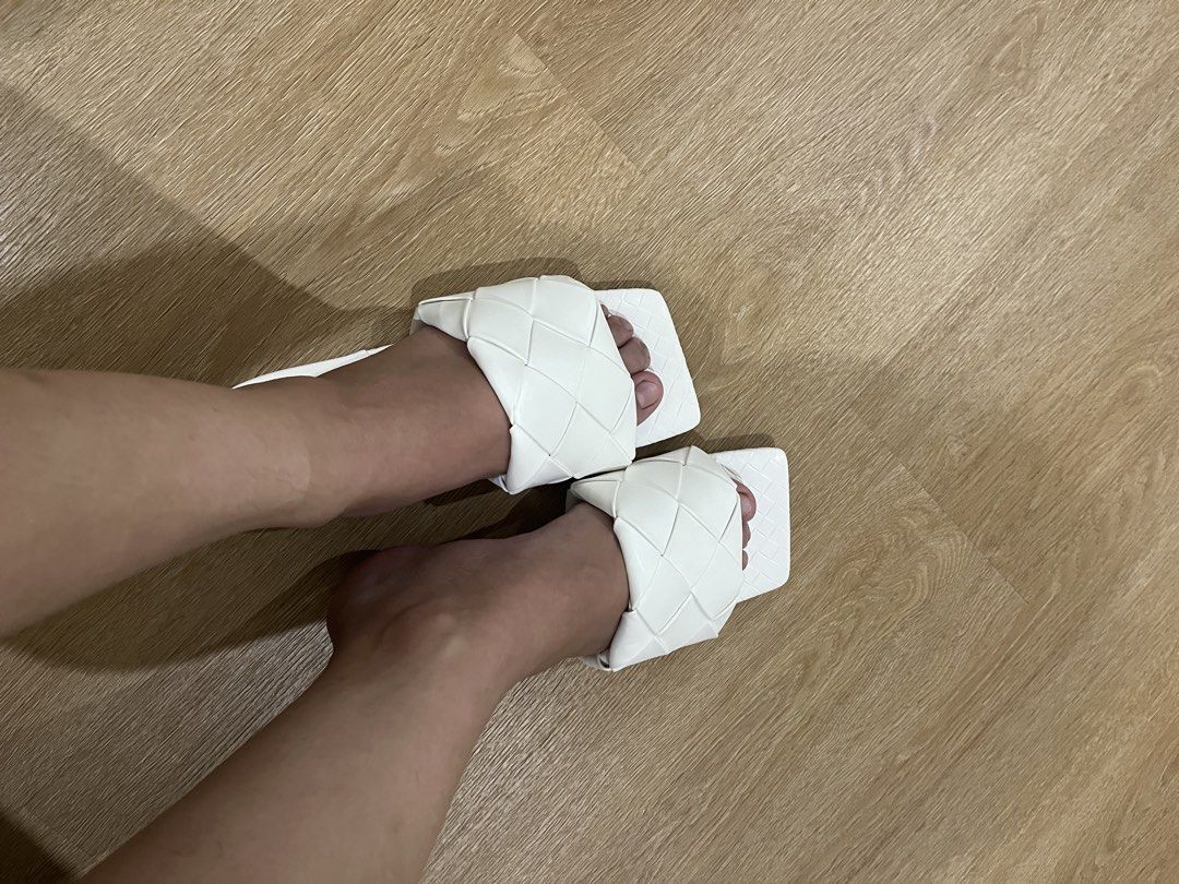 bottega.venetta White Sandals (Category: Sandals) located in Manila. Submitted by ngnony (Listing ID 1422193180, Image 2). Description: .