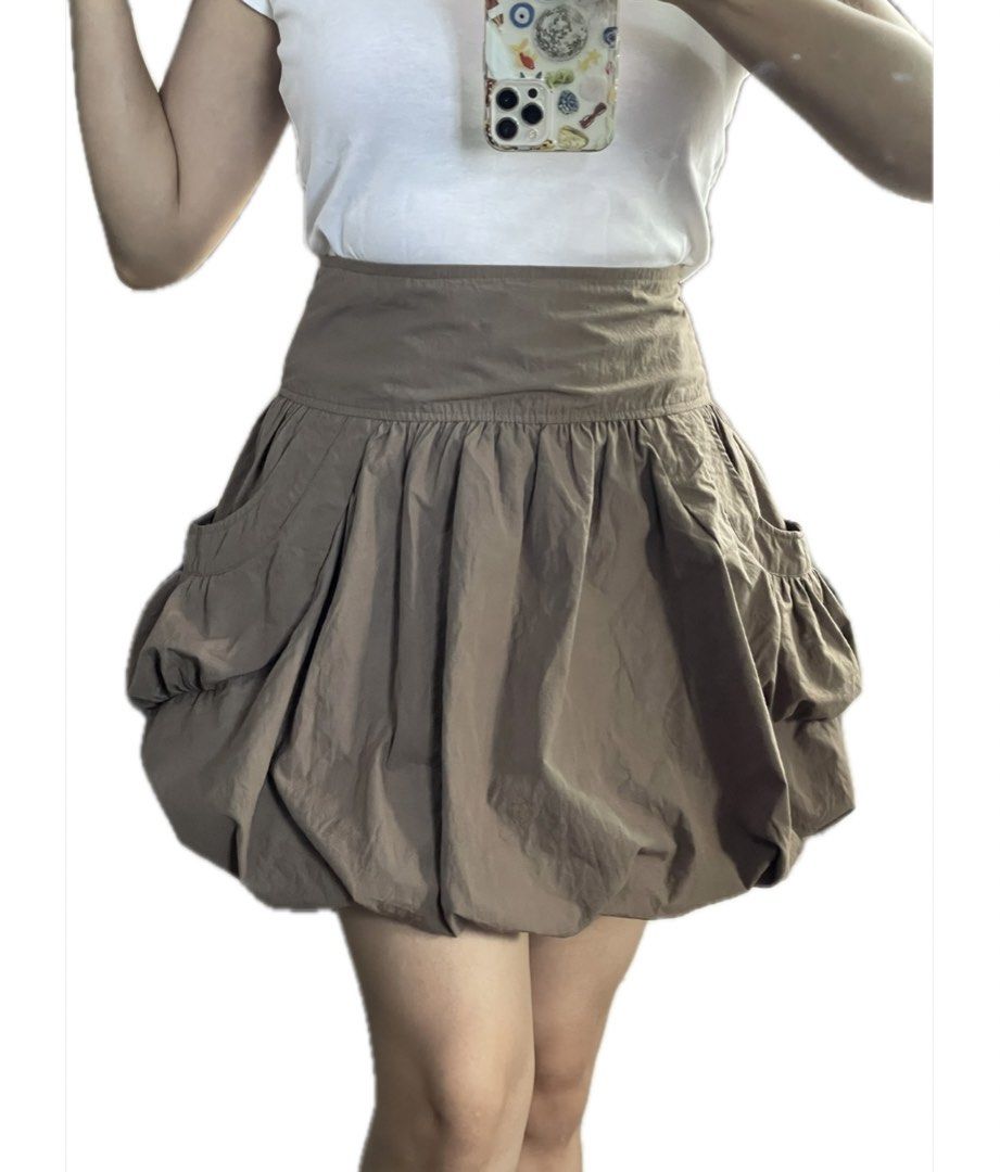 Highwaist Brown Bubble Skirt w/ pockets (Category: Skirts) located in San Isidro. Submitted by zora.ph (Listing ID 1422177873, Image 1). Description: - Brown bubble skirt - Features pockets - High-waisted design - Zipper closure - Waist: 30 inches - Length: 17 inches - Voluminous shape.