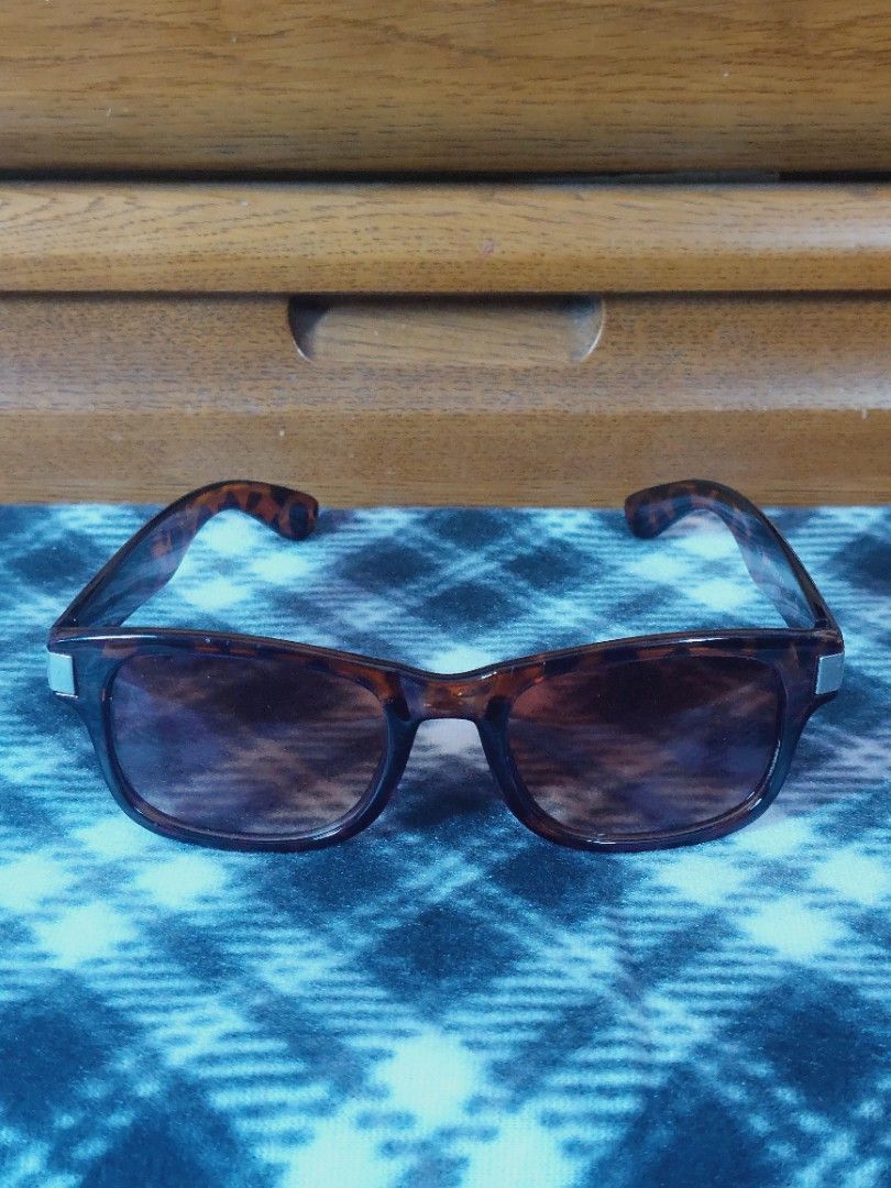Burberry Sunglasses (Category: Luxury Accessories) located in Muntinlupa City. Submitted by sakurambo_des (Listing ID 1422111376, Image 3). Description: Authentic Burberry Sunglasses Unisex Tortoise shell frame Replaceable lens -issue-lens damage need to replace.Kindly last 2 pictures for transparency. -comes with provided hardcase.