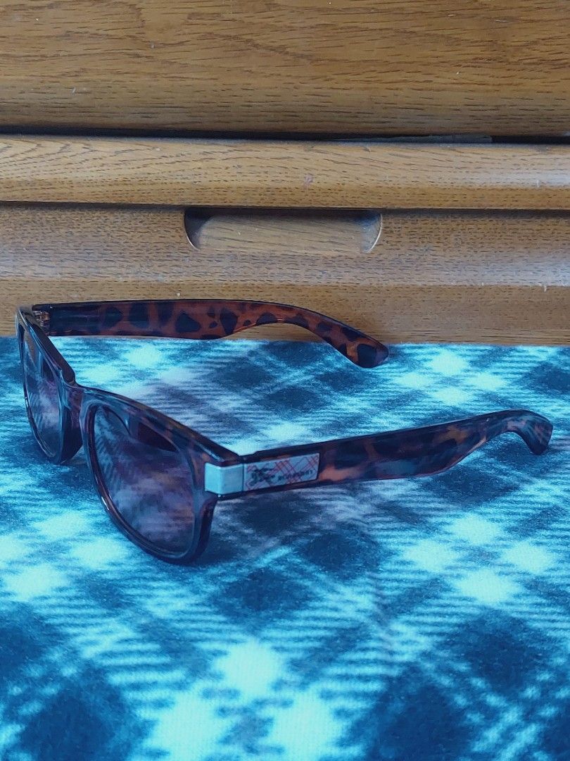 Burberry Sunglasses (Category: Luxury Accessories) located in Muntinlupa City. Submitted by sakurambo_des (Listing ID 1422111376, Image 1). Description: Authentic Burberry Sunglasses Unisex Tortoise shell frame Replaceable lens -issue-lens damage need to replace.Kindly last 2 pictures for transparency. -comes with provided hardcase.