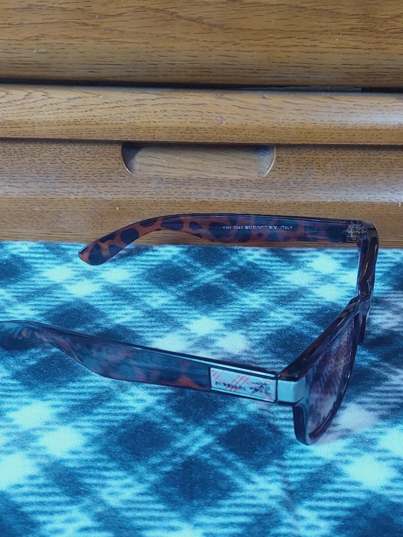 Burberry Sunglasses (Category: Luxury Accessories) located in Muntinlupa City. Submitted by sakurambo_des (Listing ID 1422111376, Image 2). Description: Authentic Burberry Sunglasses Unisex Tortoise shell frame Replaceable lens -issue-lens damage need to replace.Kindly last 2 pictures for transparency. -comes with provided hardcase.