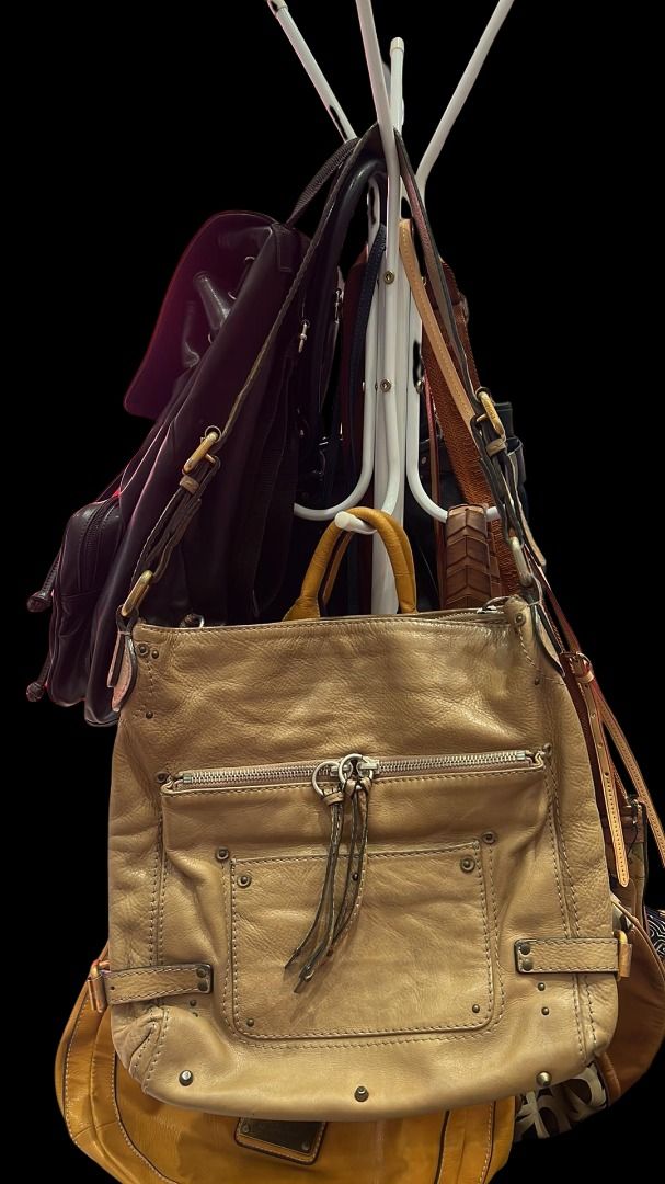 Chloé Paddington leather handbag (Category: Luxury Bags & Wallets) located in Quezon City. Submitted by njood (Listing ID 1422198329, Image 1). Description: Chloé Paddington leather handbag Authentic Beige, Leather Hardware and leather material - in very good condition .