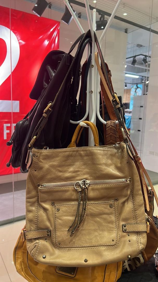 Chloé Paddington leather handbag (Category: Luxury Bags & Wallets) located in Quezon City. Submitted by njood (Listing ID 1422198329, Image 2). Description: Chloé Paddington leather handbag Authentic Beige, Leather Hardware and leather material - in very good condition .