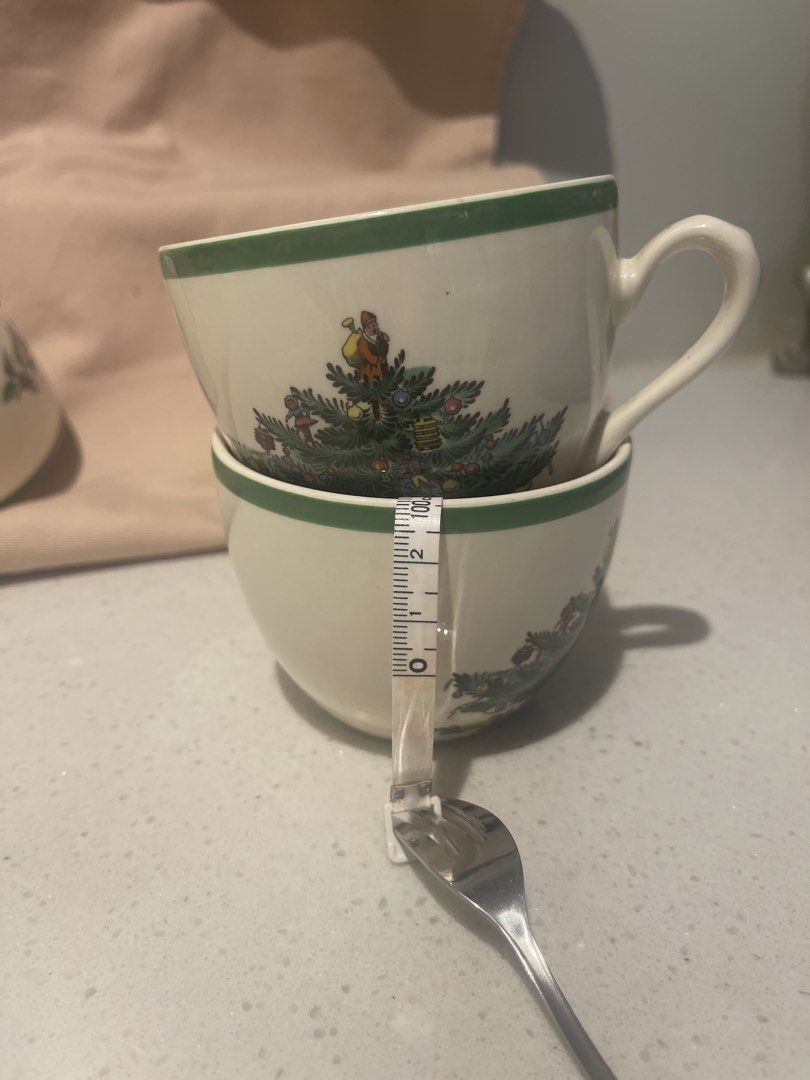 Christmas Tea Cup Set (Category: Coffee & Tea Tableware) located in Manila. Submitted by lunafloppy (Listing ID 1422137699, Image 2). Description: No cracks or hairlines..