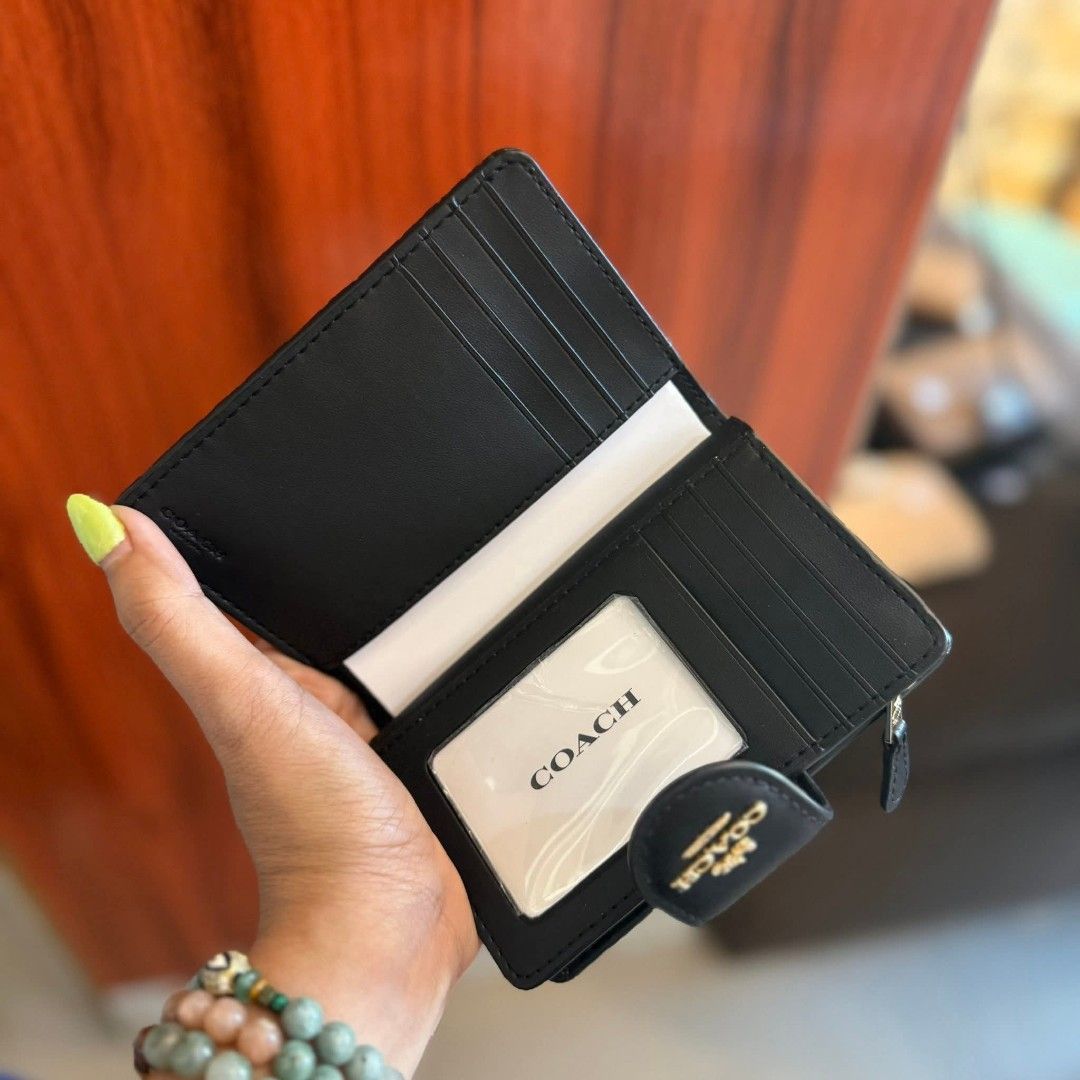 💯🇨🇦Authentic Coach Black Wallet (Category: Luxury Bags & Wallets) located in San Pedro. Submitted by powlah (Listing ID 1422217945, Image 3). Description: ❌Mall Price: ₱8,445 •Brandnew with tag and cc •L:5” W:0.5” H:3.5” •Bifold with snap closure •Exterior back coin zipper compartment •1 Bill fold; 1 ID Window •8 card slots (actual photo posted).
