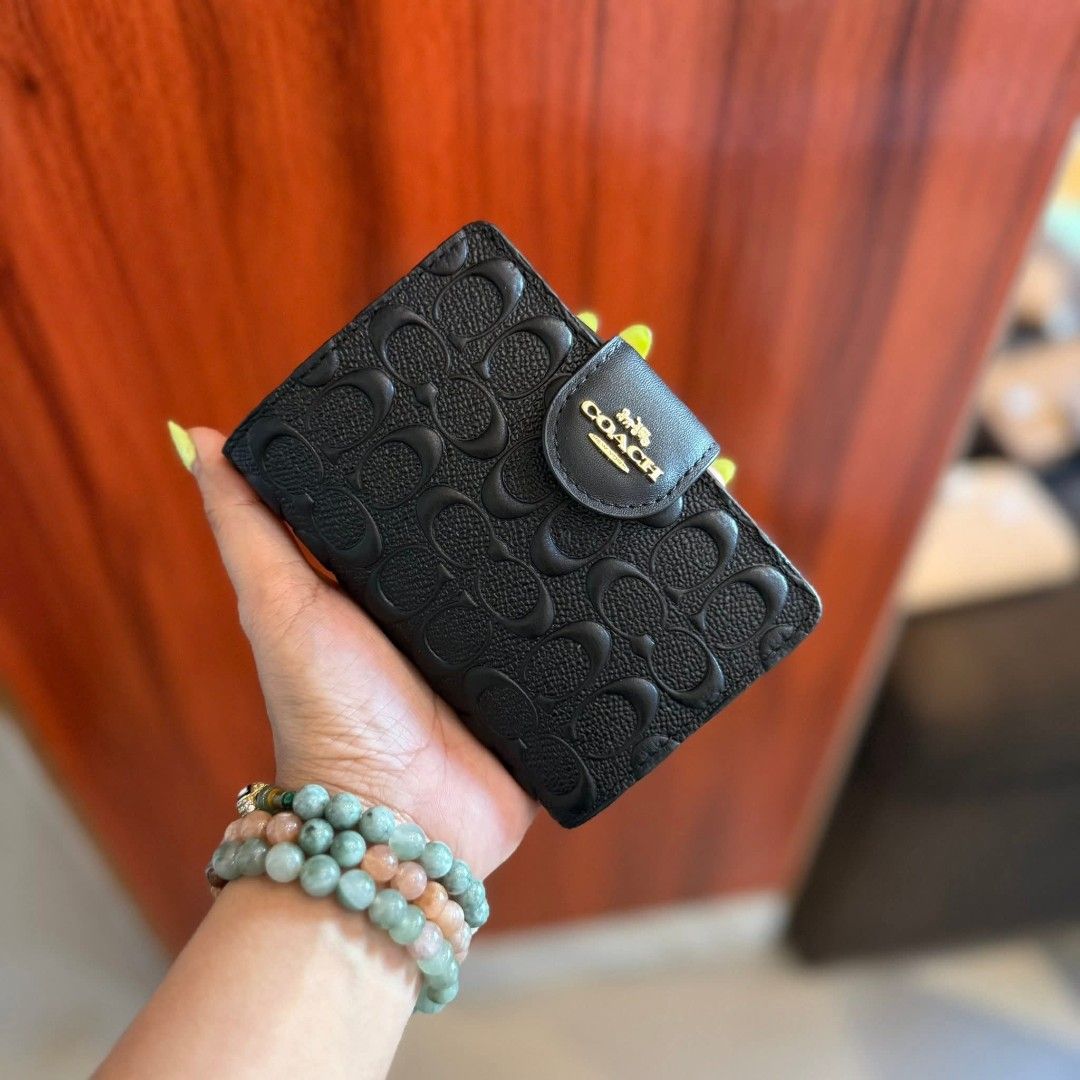 💯🇨🇦Authentic Coach Black Wallet (Category: Luxury Bags & Wallets) located in San Pedro. Submitted by powlah (Listing ID 1422217945, Image 1). Description: ❌Mall Price: ₱8,445 •Brandnew with tag and cc •L:5” W:0.5” H:3.5” •Bifold with snap closure •Exterior back coin zipper compartment •1 Bill fold; 1 ID Window •8 card slots (actual photo posted).