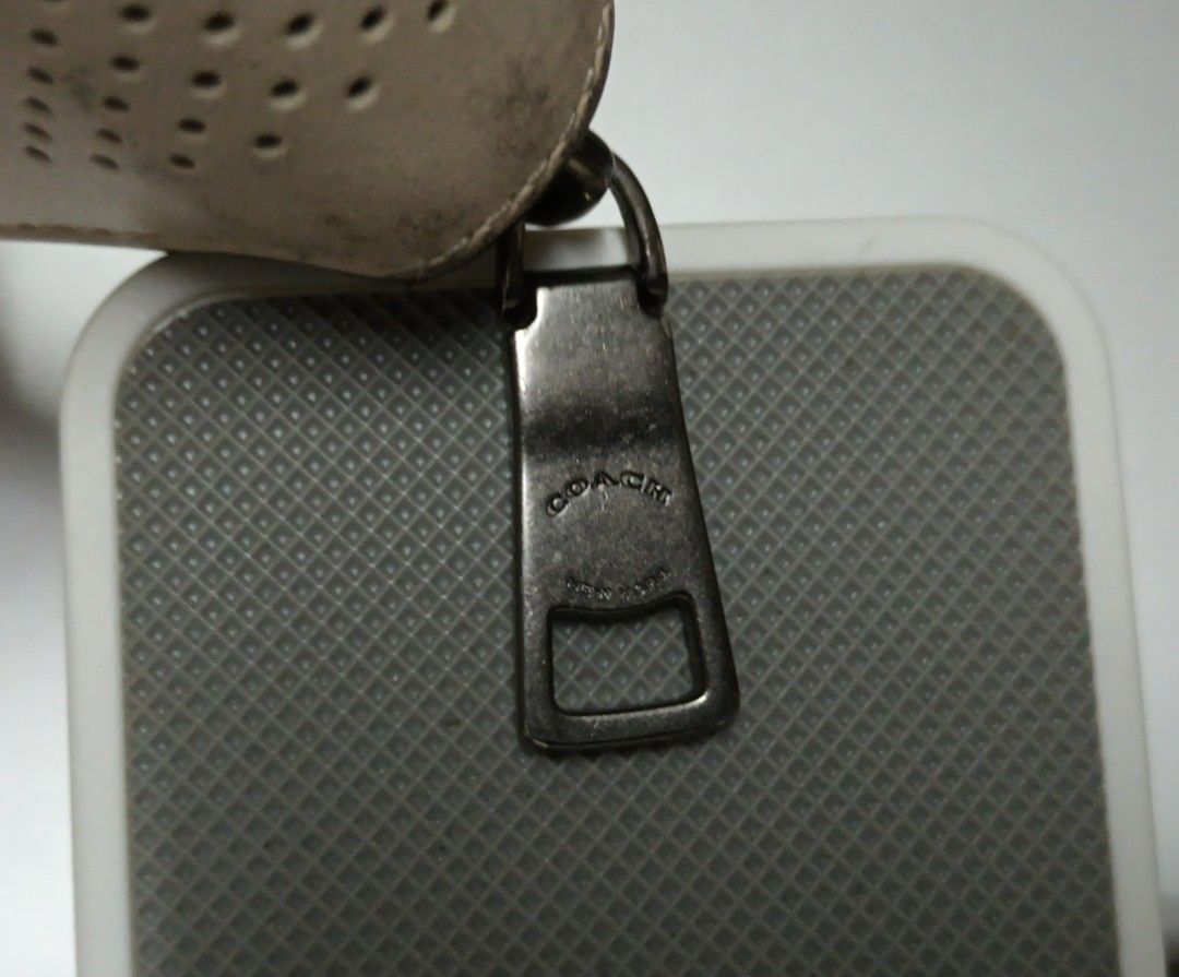 COACH WHITE LONG WALLET (Category: Luxury Bags & Wallets) located in Quezon City. Submitted by cmagday (Listing ID 1422178394, Image 3). Description: original bought from Japan. well used and all zippers in good condition. refer to pic 4 for the issue. prelove and pls manage expectation. no box, no receipts.