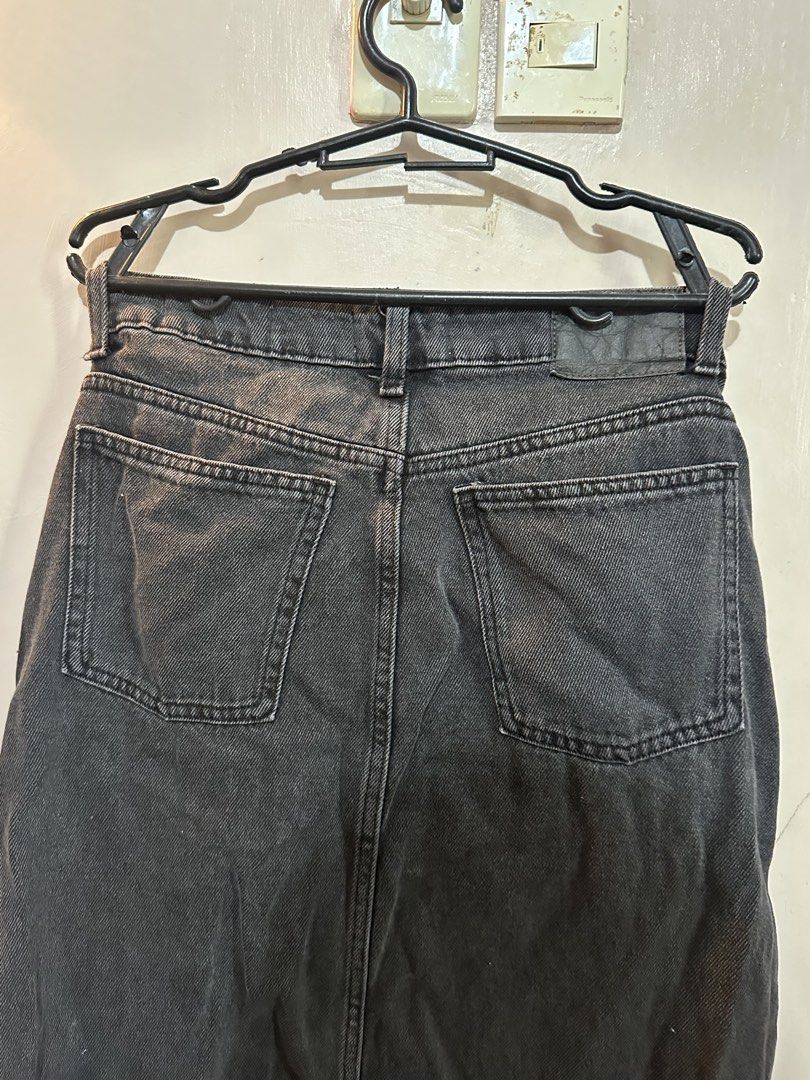 Cotton On Bailey Denim Maxi Skirt (Category: Skirts) located in Tuguegarao City. Submitted by heartdeclutters (Listing ID 1422122358, Image 3). Description: Cotton On Bailey Denim Maxi Skirt in black. Features a front slit and a classic five-pocket design. The skirt is a maxi length. Size is AU 4, US 36, EU 36, BR 38. Made in Bangladesh..