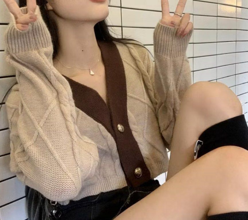 Cropped V-Neck Cardigan (Category: Coats, Jackets and Outerwear) located in Consolacion. Submitted by declutterwithzel (Listing ID 1422197894, Image 2). Description: .