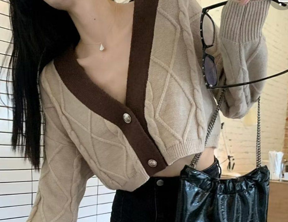 Cropped V-Neck Cardigan (Category: Coats, Jackets and Outerwear) located in Consolacion. Submitted by declutterwithzel (Listing ID 1422197894, Image 3). Description: .