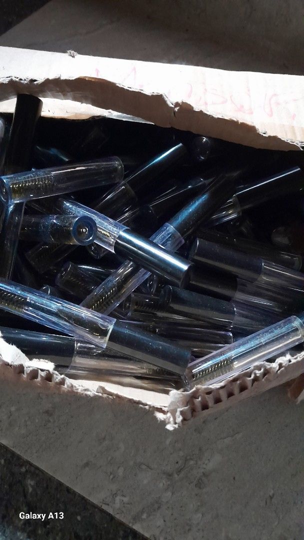 Empty Mascara Wand Tubes (Category: Makeup) located in Davao. Submitted by pscosmetiques (Listing ID 1422119262, Image 1). Description: - Empty mascara wand tubes - Black handle, clear tube - New and unused - Perfect for refilling mascara - Great for DIY projects and custom mascara creation.