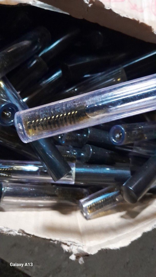 Empty Mascara Wand Tubes (Category: Makeup) located in Davao. Submitted by pscosmetiques (Listing ID 1422119262, Image 3). Description: - Empty mascara wand tubes - Black handle, clear tube - New and unused - Perfect for refilling mascara - Great for DIY projects and custom mascara creation.