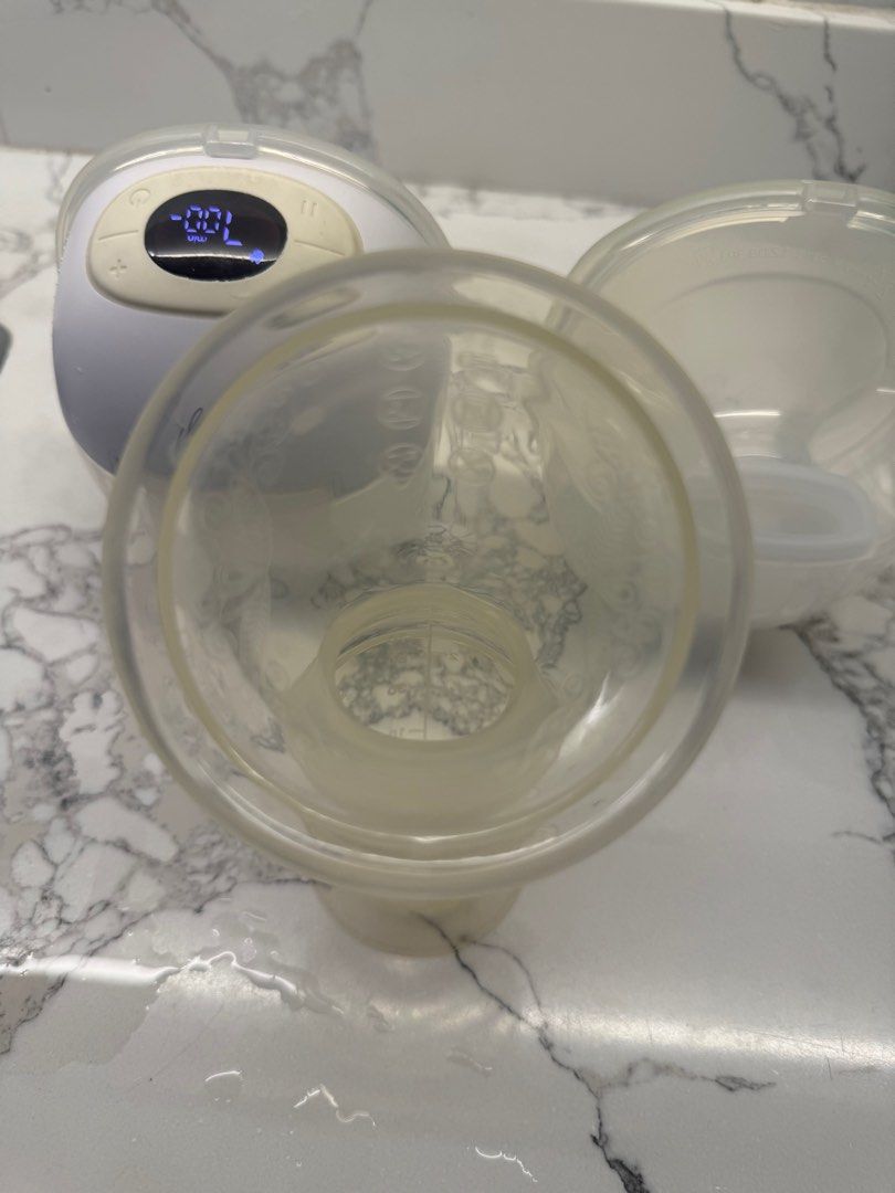 Flow v8 breas pump (Category: Breastfeeding & Bottle Feeding) located in Cainta. Submitted by declutterwithme_476 (Listing ID 1422155544, Image 2). Description: With spare cup With 2haakaas With 2 insert size 19 and 17 With extra valve.