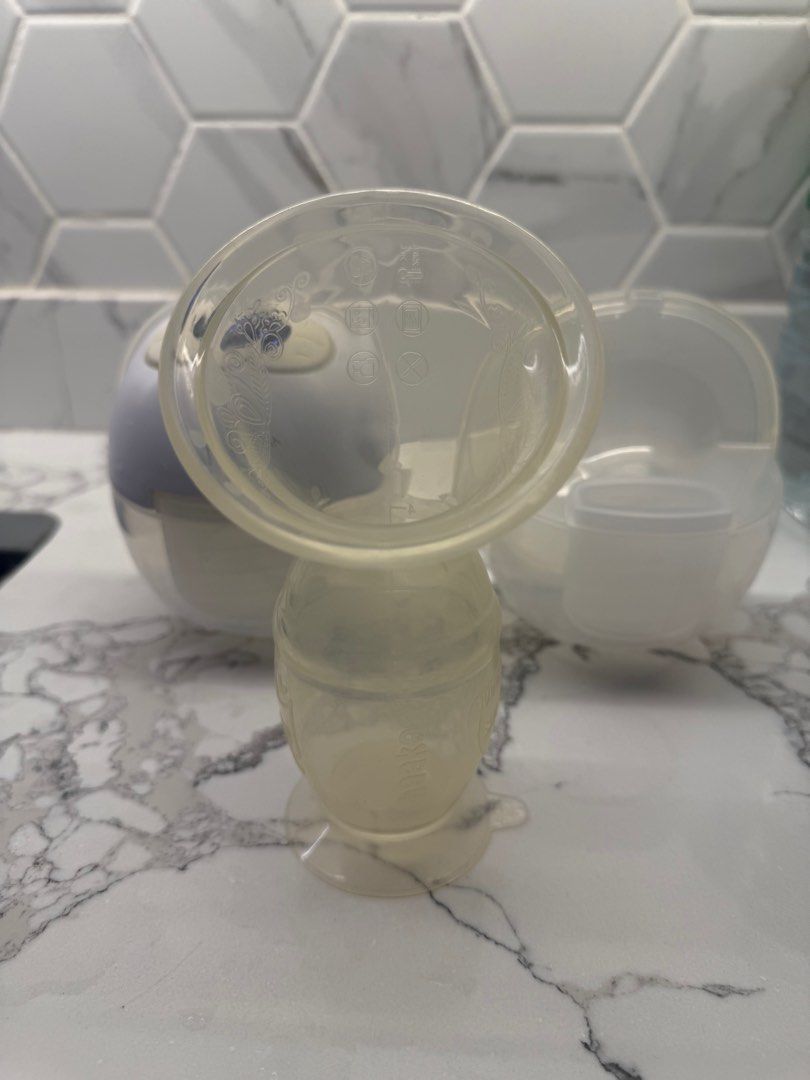 Flow v8 breas pump (Category: Breastfeeding & Bottle Feeding) located in Cainta. Submitted by declutterwithme_476 (Listing ID 1422155544, Image 3). Description: With spare cup With 2haakaas With 2 insert size 19 and 17 With extra valve.
