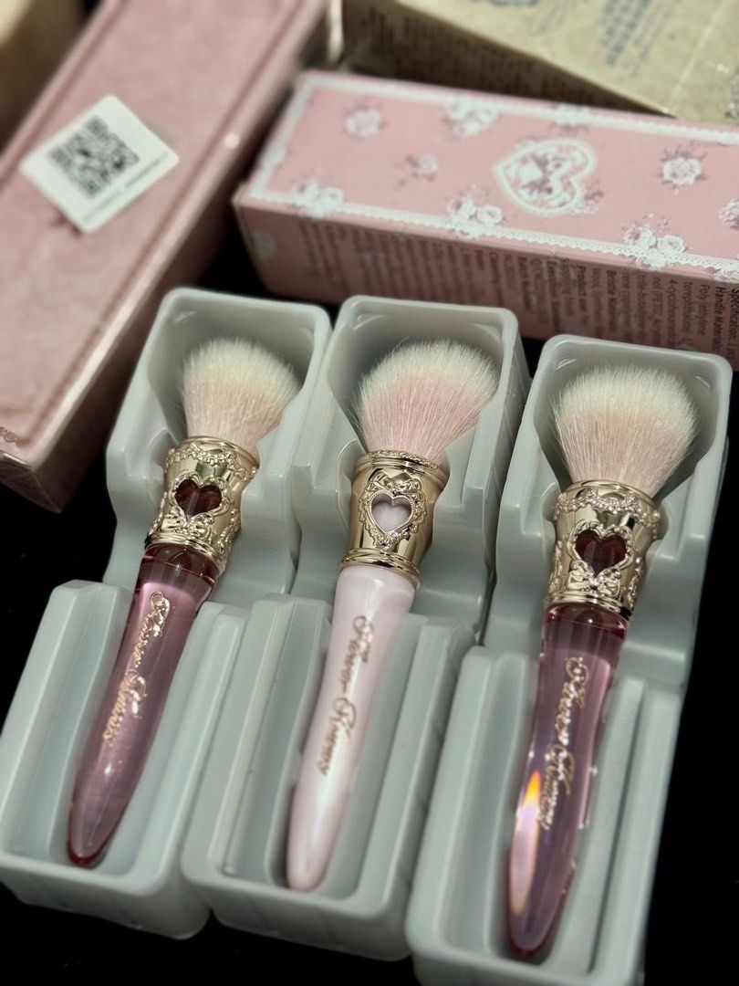 Flower Knows Powder Blush Brush (Category: Makeup) located in Manila. Submitted by n4thlie (Listing ID 1422173639, Image 2). Description: 250 each flower knows brush org and Brandnew fresh from Macau.