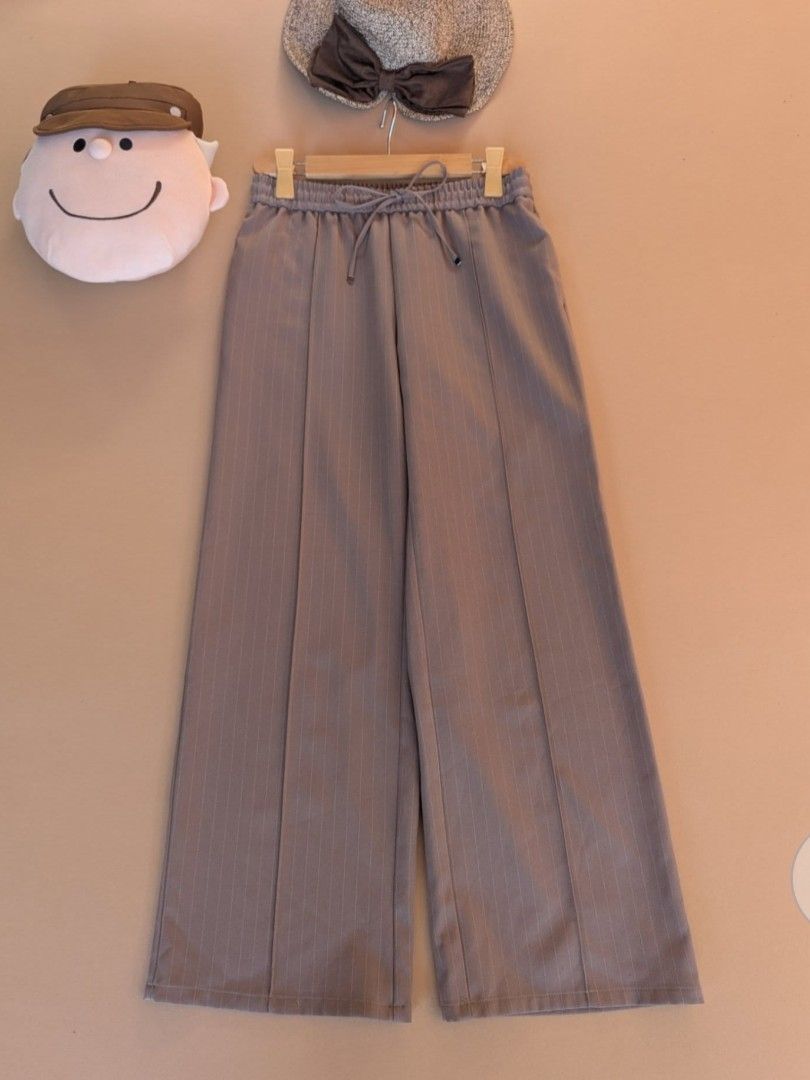 GU Beige Wide Leg Pants - Large (Category: Other Bottoms) located in Iligan City. Submitted by jjdeclutz (Listing ID 1422137851, Image 1). Description: - GU wide-leg pants - Size: L - Features: Drawstring waist, pinstripe design - Color: Beige/Neutral - Versatile for everyday wear or dressing up - Large on tag, fits until 32 waist line, 38in length - RFS: doesnt fit me huhu im size 34-36 waist .