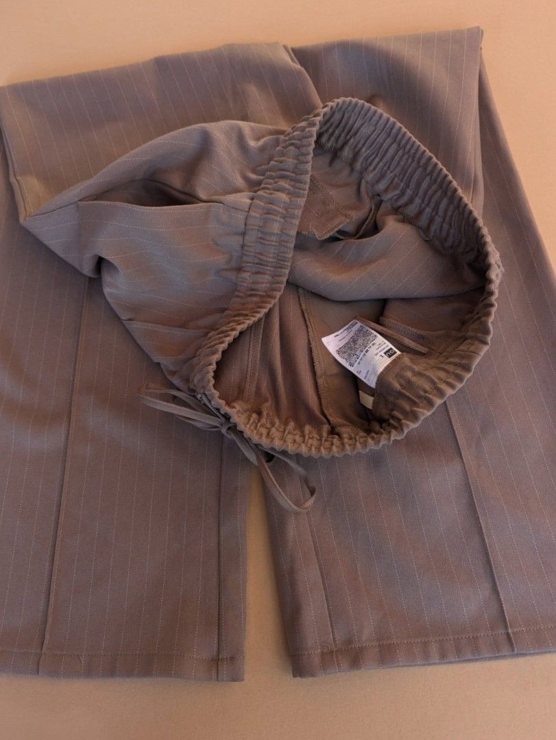GU Beige Wide Leg Pants - Large (Category: Other Bottoms) located in Iligan City. Submitted by jjdeclutz (Listing ID 1422137851, Image 3). Description: - GU wide-leg pants - Size: L - Features: Drawstring waist, pinstripe design - Color: Beige/Neutral - Versatile for everyday wear or dressing up - Large on tag, fits until 32 waist line, 38in length - RFS: doesnt fit me huhu im size 34-36 waist .