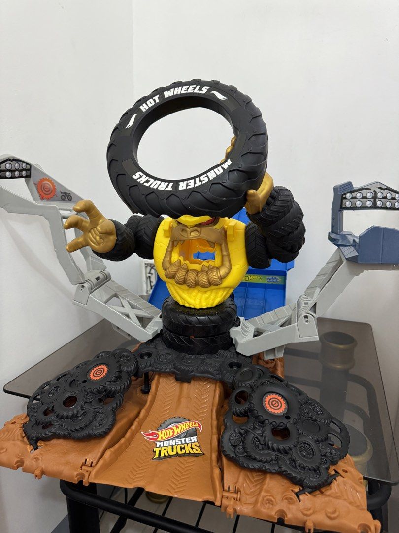 Hot Wheels Monster Trucks Arena Smashers Mega Wrex (Category: Vehicle & Diecast Models) located in Malabon City. Submitted by rssv. (Listing ID 1422084486, Image 2). Description: ALMOST BNEW — di na pinapansin ng anak ko. kakabili lang nung pasko. almost anweek lang pinaglaruan. malaki kaya masarap laruin. pero pagod na ko mag ligpit 😂 6k original price - Hot Wheels Monster Trucks Arena Smashers Mega Wrex vs. Crushzilla Takedown playset. - Featu