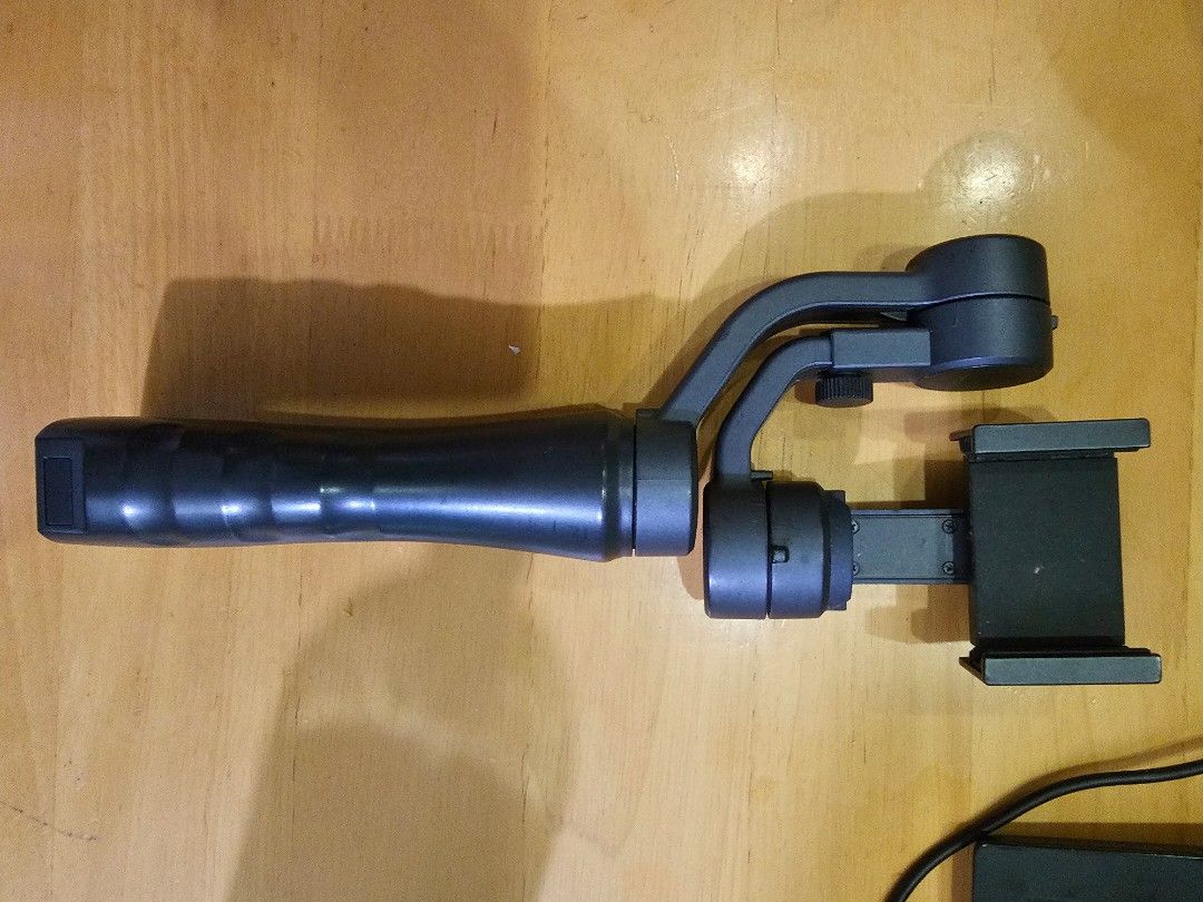 i-BLUE Gimbal Stabilizer (Category: Gimbals & Stabilizers ) located in Makati City. Submitted by galaxyjaykim (Listing ID 1422133207, Image 3). Description: IT-BLUE gimbal stabilizer is designed for smartphones. It features a phone holder and control buttons on the handle. It is compact and easy to hold. Perfect for capturing smooth videos and photos on the go. RFS: hindi ko na nagagamit, nawalan na ako spark sa pag vid ng events😔 negotiable pa 