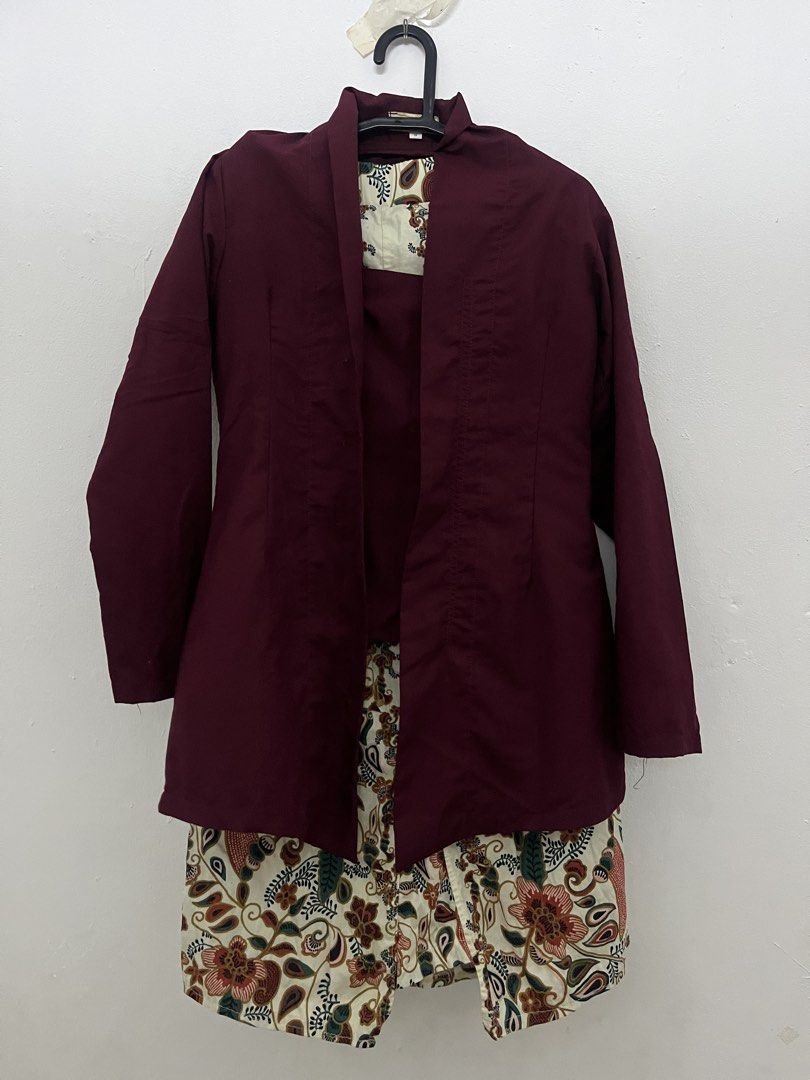 Kebaya Set (Category: Baju Kurung & sets) located in Klang. Submitted by byzkaa (Listing ID 1422170906, Image 1). Description: - Maroon kebayq and matching skirt - Floral pattern.
