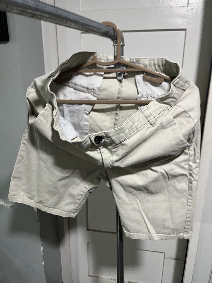 Khaki Shorts (Category: Shorts) located in Cebu City. Submitted by downthelineph (Listing ID 1422180727, Image 1). Description: - W33, L19 inches -Khaki shorts - Button closure - Made of a cotton blend - Features pockets - Classic design - Perfect for casual wear.