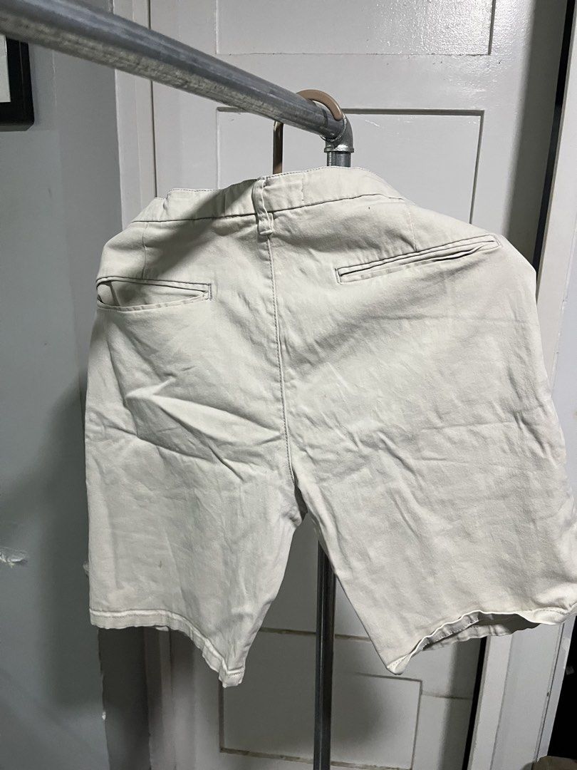 Khaki Shorts (Category: Shorts) located in Cebu City. Submitted by downthelineph (Listing ID 1422180727, Image 2). Description: - W33, L19 inches -Khaki shorts - Button closure - Made of a cotton blend - Features pockets - Classic design - Perfect for casual wear.