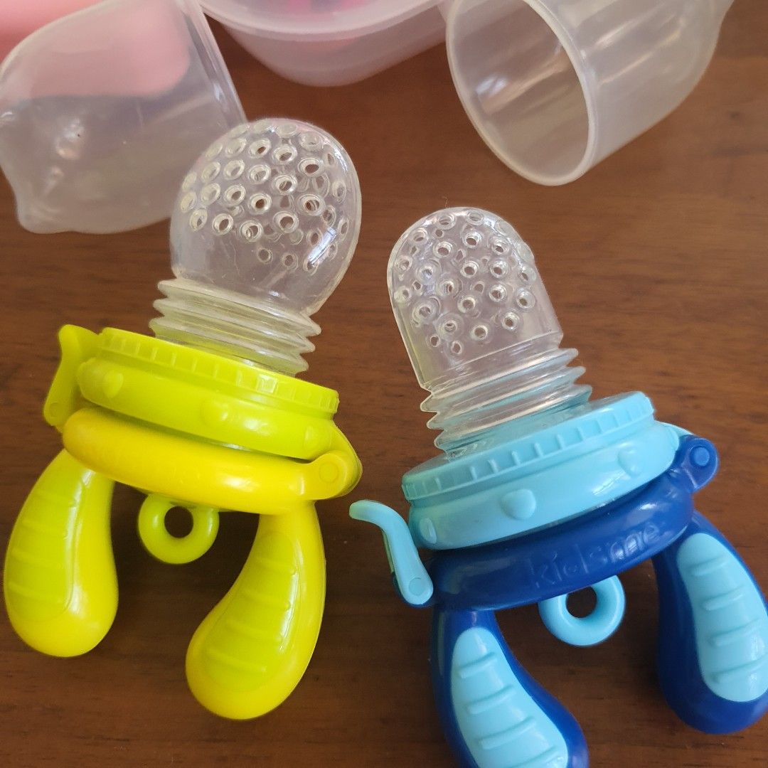 Kidsme Fruit Food Feeder pacifier (Category: Weaning & Toddler Feeding) located in Las Pinas. Submitted by halo_muse (Listing ID 1422100162, Image 2). Description: Kidsme Food Feeder take all Try few times only Colors: Blue and Yellow Clear silicone nipple with small holes Easy feeding for baby Features a handle for easy grip Perfect for introducing new foods.