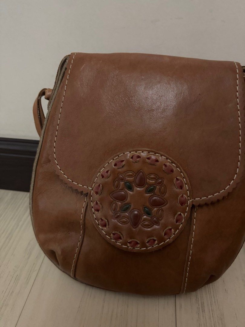 Leather - lucky brand bag (Category: Cross-body Bags) located in Quezon City. Submitted by JCshops (Listing ID 1422191114, Image 2). Description: Genuine leather.
