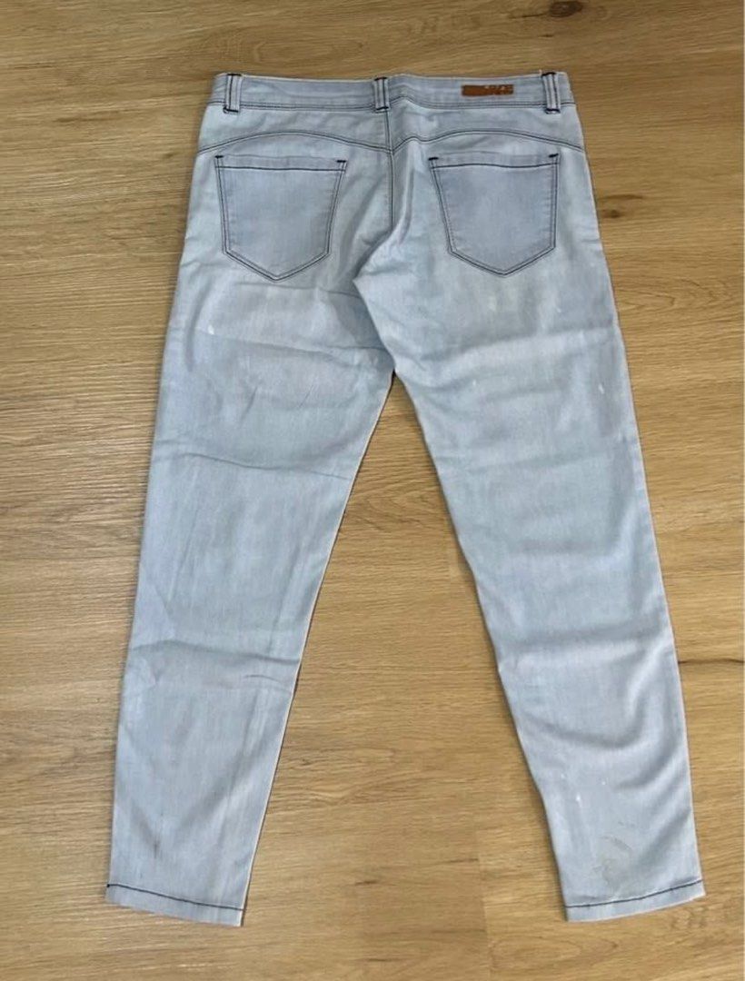Light Wash Low-Waist Jeans (Category: Jeans) located in Binan City. Submitted by supanovaaa (Listing ID 1422134231, Image 3). Description: - Light wash jeans, Slim fit, Mid-waist - Size 26, Length: 31" - 2 front + 2 back pockets - Button closure with PAZZO logo - Visible stitching details.