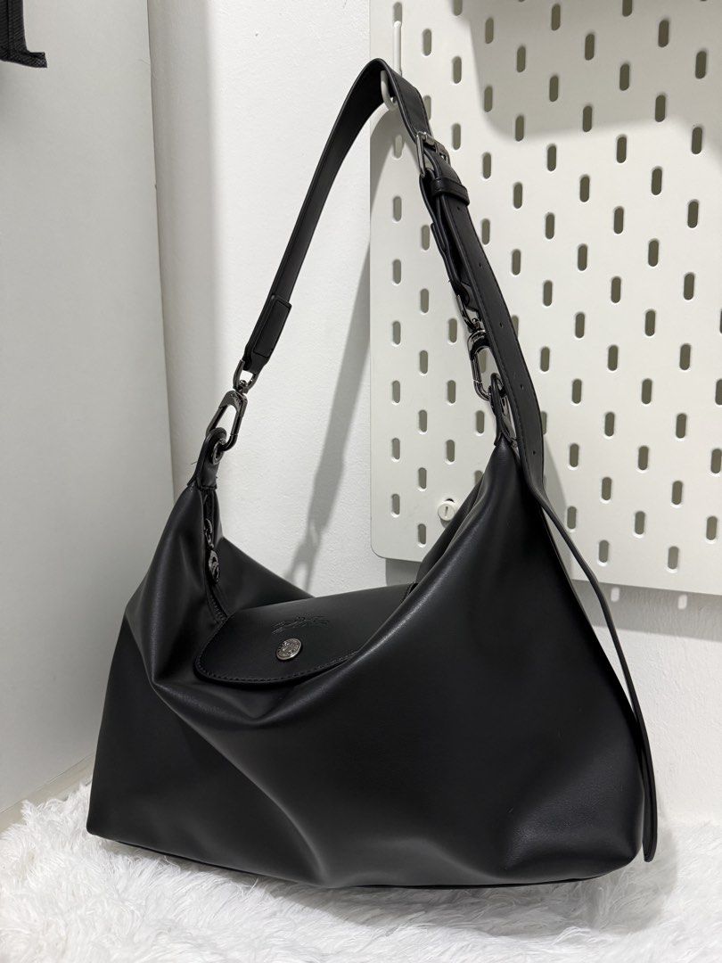 Longchamp Black Hobo Bag With Thick Straps (Category: Luxury Bags & Wallets) located in Manila. Submitted by _girlfinds (Listing ID 1422124159, Image 2). Description: 👜 LONGCHAMP HOBO SHOULDER BAG Sleek, structured, and effortlessly elegant — the Longchamp Kili Shoulder Bag is the perfect mix of modern style and everyday function. Ideal for work, travel, or casual days out. ✨ 🔐 Zip closure with snap button 🎒 Adjustable shoulder strap for comfo