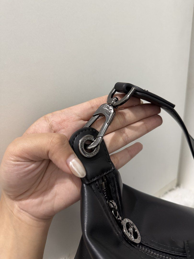 Longchamp Black Hobo Bag With Thick Straps (Category: Luxury Bags & Wallets) located in Manila. Submitted by _girlfinds (Listing ID 1422124159, Image 3). Description: 👜 LONGCHAMP HOBO SHOULDER BAG Sleek, structured, and effortlessly elegant — the Longchamp Kili Shoulder Bag is the perfect mix of modern style and everyday function. Ideal for work, travel, or casual days out. ✨ 🔐 Zip closure with snap button 🎒 Adjustable shoulder strap for comfo