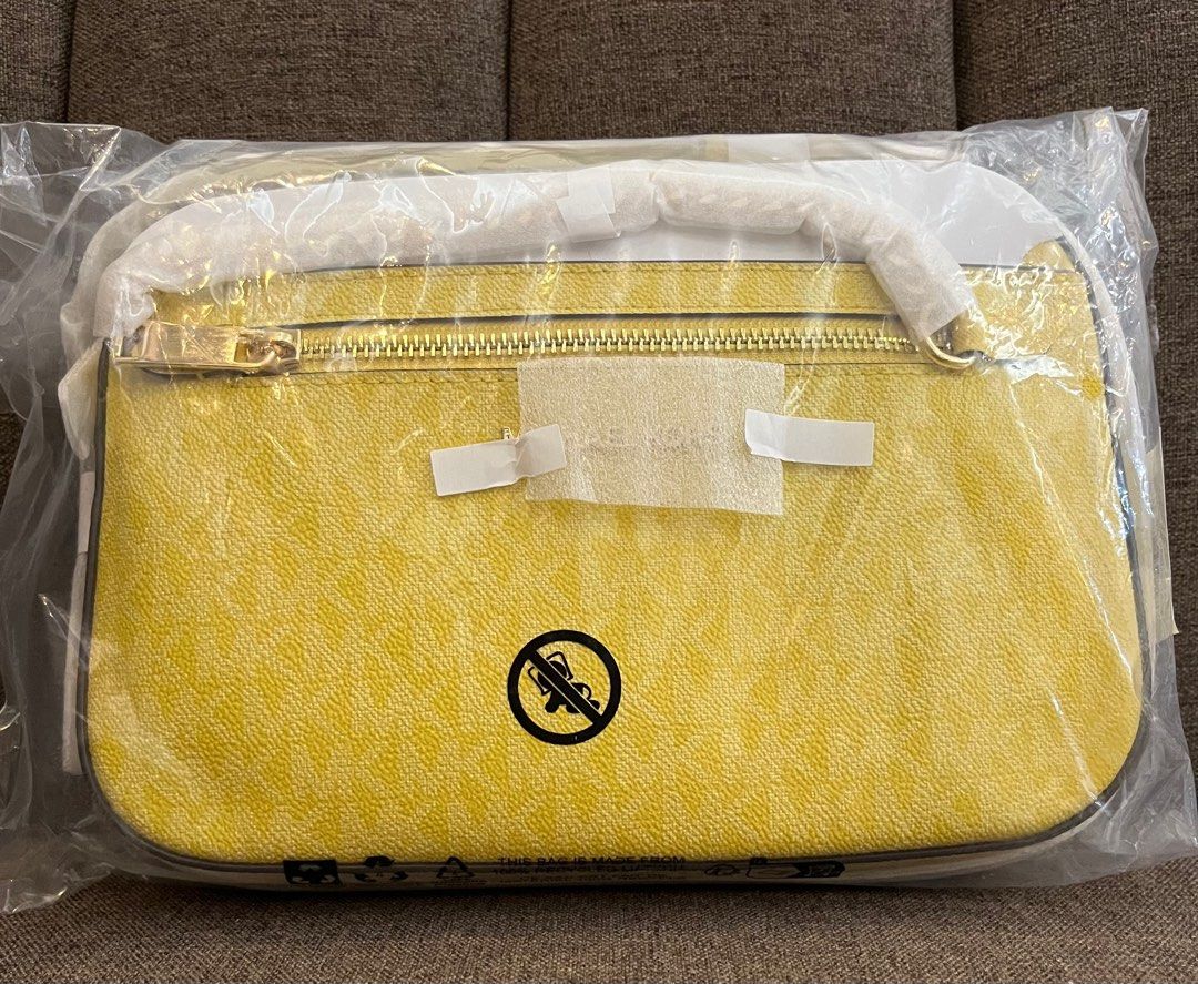Michael Kors EW Daisy Yellow Crossbody (Category: Cross-body Bags) located in Naga. Submitted by lililaz (Listing ID 1422082807, Image 2). Description: Michael Kors EW Daisy Yellow Crossbody GUaranteed Authentic 100% Bought in Canada.