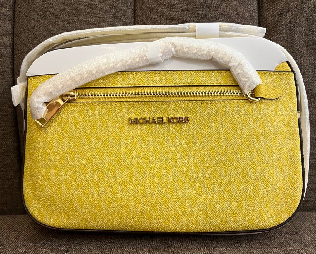 Michael Kors EW Daisy Yellow Crossbody (Category: Cross-body Bags) located in Naga. Submitted by lililaz (Listing ID 1422082807, Image 3). Description: Michael Kors EW Daisy Yellow Crossbody GUaranteed Authentic 100% Bought in Canada.