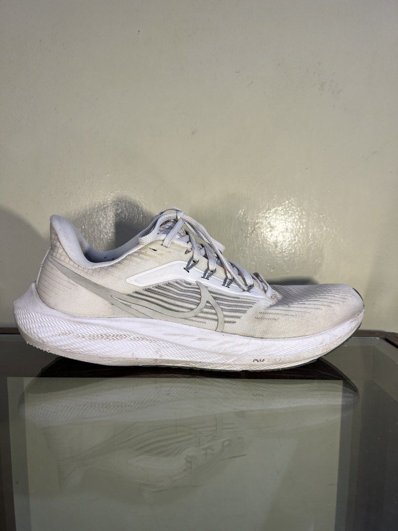 Nike Air Zoom Pegasus 39 - White (Category: Sneakers) located in Baguio. Submitted by highlandselections (Listing ID 1422120458, Image 1). Description: - Nike Air Zoom Pegasus 39 - White color - US size 9 - Visible wear on soles and uppers - Lace-up closure - Model: DH4071-100 - Made in Indonesia.
