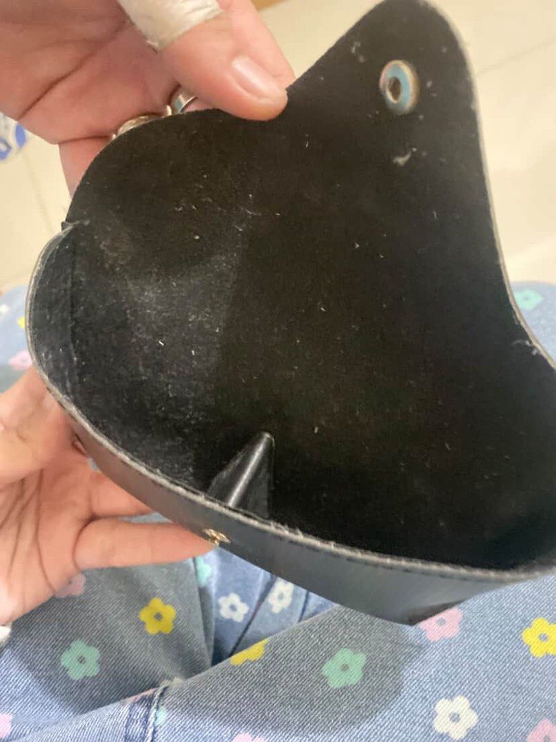 Peculiar Eyeglass Case (Category: Sunglasses & Eyewear) located in Cavite. Submitted by makeitdrippy (Listing ID 1422227293, Image 3). Description: - Black Peculiar eyeglass case - Textured exterior - Secure snap closure - Soft, protective interior - 8/10 Condition - Minor Chip / Lighty Used.