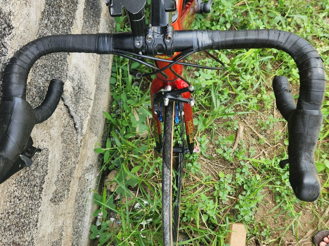 ROAD BIKE PR40 AERO (Category: Bicycles) located in Caloocan City. Submitted by shem17 (Listing ID 1422226890, Image 3). Description: PR 40 (PROMAX) AERO ROAD BIKE RUSH SALE!!! - ALLOY or Aluminum. - bar tape and front tire is newly change. - color red orange. Issue: Brake and FD cable needs to be tighten..