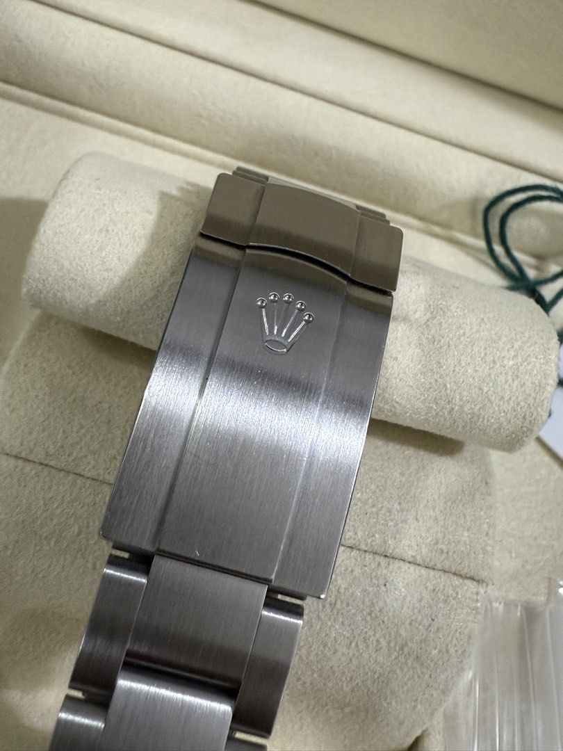 Rolex Oyster Perpetual Black Dial (Category: Luxury Watches) located in Las Pinas. Submitted by cnp2021 (Listing ID 1422178333, Image 3). Description: LNIB ROLEX OYSTER PERPETUAL 41MM 124300 - Year 2025 (Discontinued) Complete inclusion with tags Mint condition - 9.8/10 Plastics are still intact Bank transfer/Layaway 🏷️ : Php 498,888 📍: Las Pinas DM us for inquiries @kicksntech.