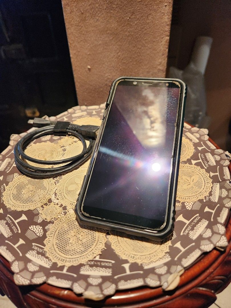 Samsung Galaxy A6 (2018) (Category: Samsung) located in Paranaque City. Submitted by zackzero (Listing ID 1422149341, Image 1). Description: Comes with a charging cable. Has a casing already, but may need replacing. Tempered glass is installed, is cracked, but barely noticeable. Can be installed with a Micro SD Card for expanded storage. Minor flaw, if you press the LCD's lower right corner too hard, the screen goes white, but goes back to normal
