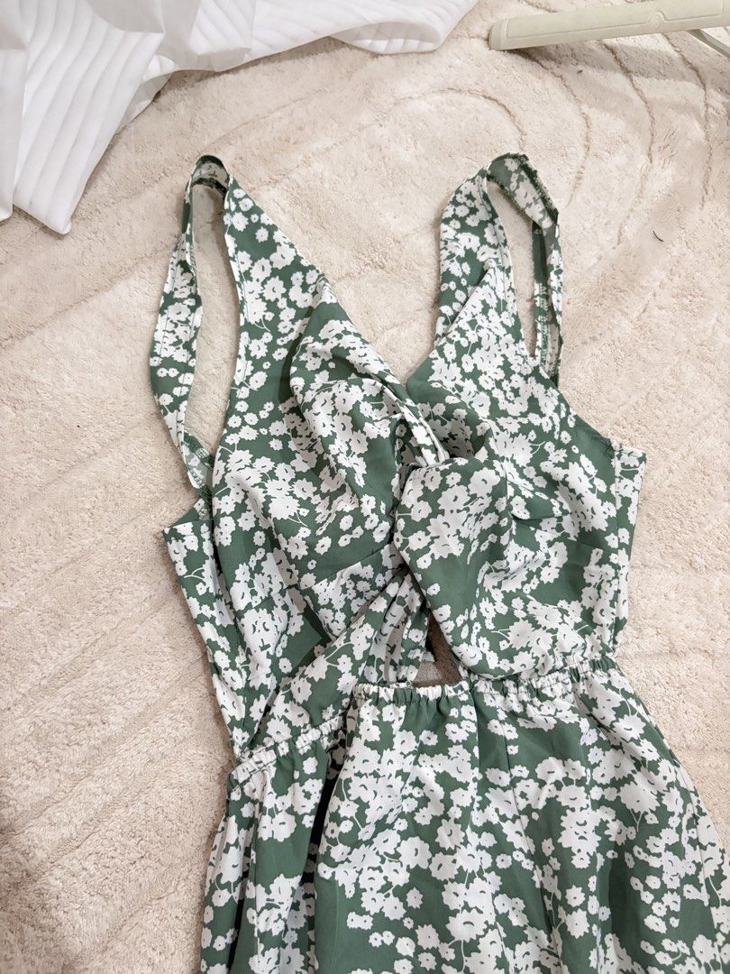 SHEIN Floral Maxi Dress (Category: Dresses) located in Manila. Submitted by bunnyaragon (Listing ID 1422165085, Image 2). Description: - SHEIN green floral maxi dress - Features a flattering V-neckline - Stylish tie-back detail - Includes a front slit - Sleeveless design with spaghetti straps - Made from lightweight fabric - Ideal for warm weather and casual wear.